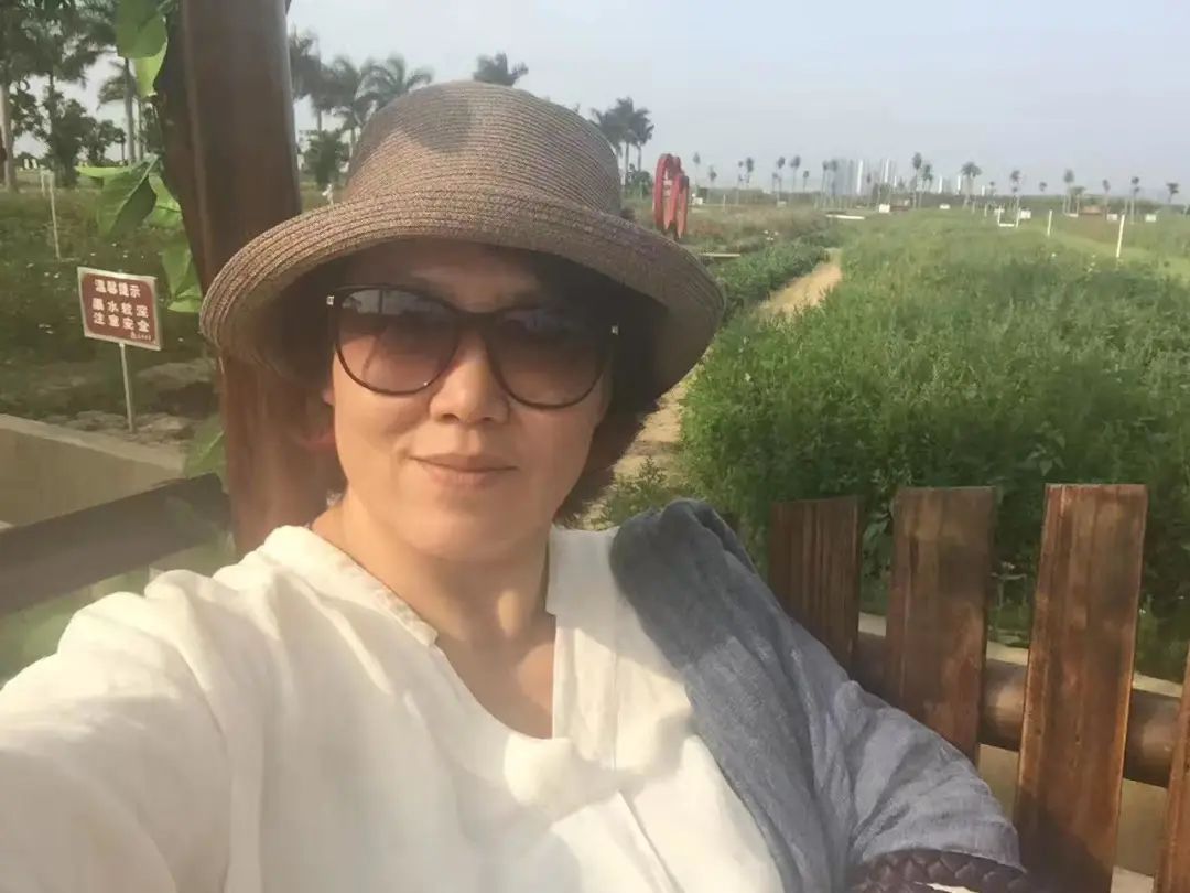 58歲的她，自駕房車旅居，一人兩犬，活成了自己喜歡的樣子