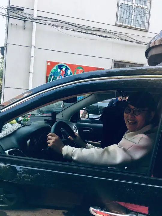 58歲的她，自駕房車旅居，一人兩犬，活成了自己喜歡的樣子