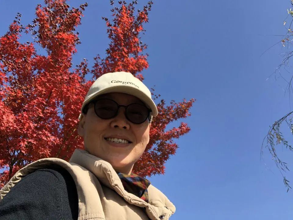 58歲的她，自駕房車旅居，一人兩犬，活成了自己喜歡的樣子
