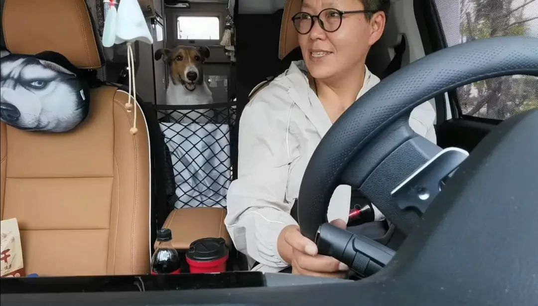 58歲的她，自駕房車旅居，一人兩犬，活成了自己喜歡的樣子