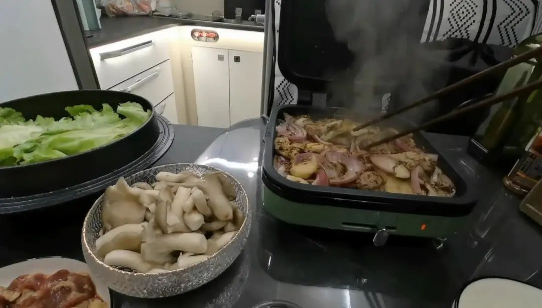 58歲的她，自駕房車旅居，一人兩犬，活成了自己喜歡的樣子