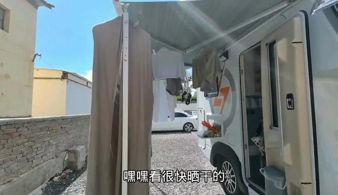 58歲的她，自駕房車旅居，一人兩犬，活成了自己喜歡的樣子